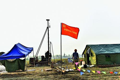 中國(guó)地質(zhì)調(diào)查局在安新縣北六村田野中開展地質(zhì)測(cè)量。攝影 劉向陽